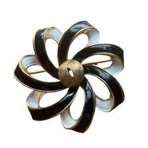 Crown Trifari Vintage Flower Brooch Pin Black White Enamel Pinwheel Gold Tone